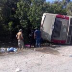 El autobús se salió de la carretera y volcó