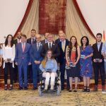 Marín junto a Daniel Hernández Ruipérez, Fernández Mañueco y estudiantes