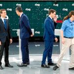 Los cuatros candidatos, anoche, en el saludo previo a que diera comienzo el debate electoral de RTVE / Foto: Rub&eacute;n Mondelo