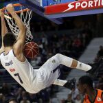Doncic, base del Real Madrid machaca la canasta canasta durante el partido de undécima jornada de la Liga Endesa