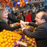 Iceta, ayer, durante un acto de la precampaña electoral en una frutería en el Mercado de Guineueta en Barcelona