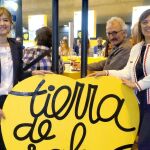 La consejera Milagros Marcos y la ministra Isabel García Tejerina, en el stand de Tierra de Sabor de la pasada edición / Junta de Castilla y León