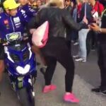Rossi en el momento de la patada