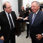 El presidente de la Junta, Juan Vicente Herrera, saluda a Clemente González Soler, presidente del Grupo Alibérico, momentos antes de recibir el Premio Familia Empresaria del Año, ayer en Madrid