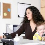 Las mujeres cobran menos de manera generalizada, independientemente de la edad o el nivel educativo