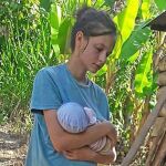 Fotografía sin fechar de Patricia Aguilar mientras carga un bebe, en Chanchamayo (Perú). EFE/Milton Cahuana