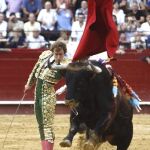 Román dando un pase en la tarde en la que desorejó al primero de sus toros