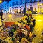 Un operario de los servicios de limpieza retira los restos de la fiesta en la Puerta del Sol
