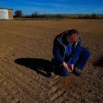 Un agricultor de la Tierra de Campos palentina