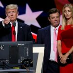 Paul Manafort, detrás de Donal Trump durante un mitin en Cleveland.