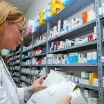 Una farmacéutica prepara los medicamentos de una receta electrónica