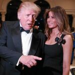 Donald Trump y su esposa Melania se dirigen a la Prensa en la fiesta de Año Nuevo en Mar-a-Lago (Florida)