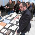 El comisario de la exposición, Víctor Fernández, presentando la muestra