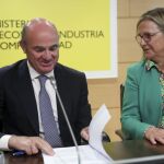 El ministro de Economía, Luis de Guindos, junto a la secretaria de Estado de Economía, Irene Garrido,