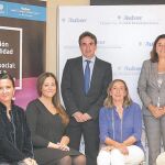 En la imagen, de izquierda a derecha, el doctor Juan Vila; la doctora Cora Hernández; Sonia Vílchez; el doctor Daniel Ordóñez; la doctora Elena Carrillo de Albornoz, Belén Marrón, directora de la Fundación Quirónsalud; el doctor Antonio Gosálvez y el oncólogo Javier Cortés