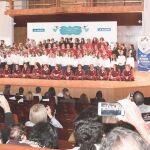Todos los participantes formaron un coro espontáneo para interpretar dos villancicos populares mientras el jurado deliberaba
