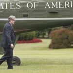 Stephen Bannon abandona la Casa Blanca, en una imagen de archivo, para tomar el «Marine One»
