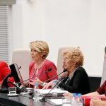 La alcaldesa, junto a las portavoces de los cuatro grupos municipales: Causapié (PSOE), Aguirre (PP), Maestre (Ahora Madrid) y Villacís (Ciudadanos)