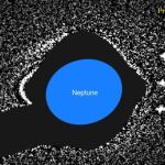 La pequeña luna, dentro de un cuadrado rojo / NASA
