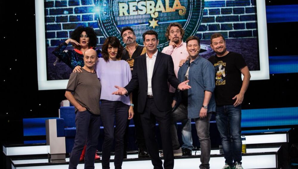 Arturo Valls junto a los cómicos que han participado en el regreso de ‘Me resbala’