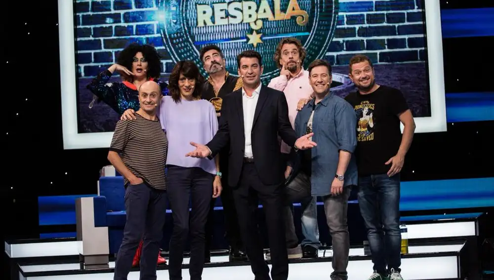 Arturo Valls junto a los cómicos que han participado en el regreso de ‘Me resbala’