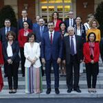Pedro Sánchez volvió a posar ayer, por tercera vez, junto a sus ministros para la tradicional foto de familia en las escalinatas del Palacio de La Moncloa / Javier Fdez. Largo