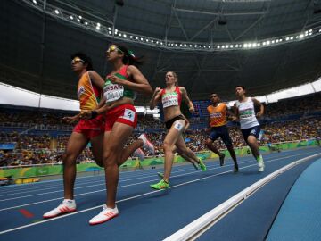 Izaskun Ayucar durante su participaci&oacute;n en la competencia femenina de atletismo de 1500 m T12