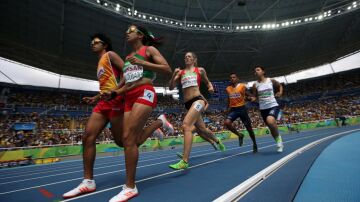 Izaskun Ayucar durante su participaci&oacute;n en la competencia femenina de atletismo de 1500 m T12
