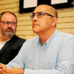 Andrés Serrano, con Javier Barbero, durante una rueda de prensa