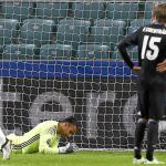 Navas lamenta uno de los goles que recibió el Real Madrid en Polonia