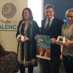 La presidenta de la Diputación, Ángeles Armisén, junto al director de la Cátedra de Micología, Juan Andrés Oria de Rueda y los representantes de las empresas Cascajares, Idforest y ECM Ingeniería Ambiental presentan las acciones de promoción de la Trufa de Palencia