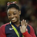 Simone Biles, sonríe en la ceremomia de entrega de la medalla de oro