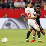 Banega y Traoré se agarran e ignoran el balón, en una perfecta metáfora del pésimo fútbol visto ayer en el Sánchez-Pizjuán / Foto: Efe