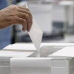 Un ciudadano deposita su voto