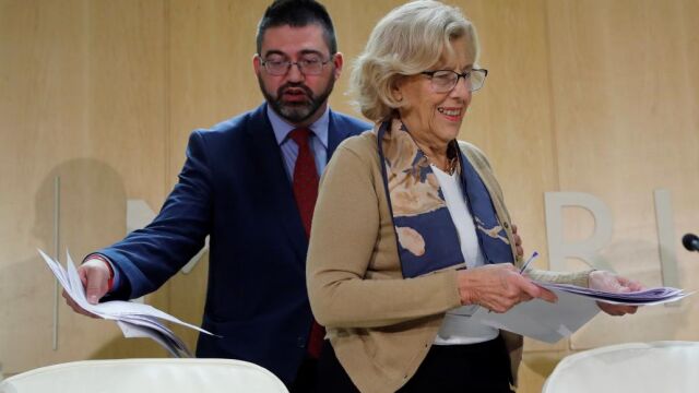 La ex alcaldesa de Madrid, Manuela Carmena, junto al por entonces delegado de Economía y Hacienda, Carlos Sánchez Mato.