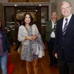 El alcalde de León, Antonio Silván, junto a la periodista Isabel Gemio, poco antes de presentar la Gala Solidaria