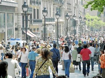 En la imagen, el Portal de l'Àngel de Barcelona, casi siempre lleno de gente, pese a que la población de la ciudad descendió hace años