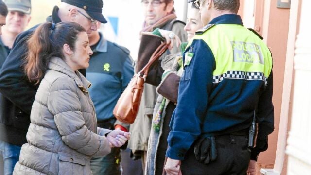 La madre de los bebés congelados entra esposada a la vivienda