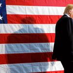 El candidato demócrata, Donald Trump, sube al escenario en un mitin en Colorado esta semana