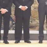Momento de la imagen oficial en la que los nuevos ministros posan con el Rey en Zarzuela tras haber jurado o prometido su cargo el pasado viernes