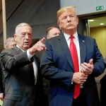 El todavía secretario de Defensa Mattis junto al presidente Trump durante la cumbre de la OTAN que tuvo lugar en Bruselas el pasado 11 de julio