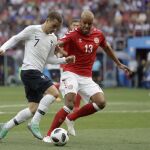 El danés Mathias Jorgensen disputa un balón con Antoine Griezmann, de Francia / Efe