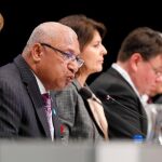 El primer ministro de Fiji, Frank Bainimarama (izq), presidente de COP23/CMP13, da un discurso durante la inauguración de la Conferencia sobre el Cambio Climático de la ONU COP23 en Bonn (Alemania), hoy