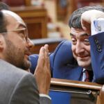 Antonio Hernando y Aitor Esteban, ayer en el Congreso de los Diputados