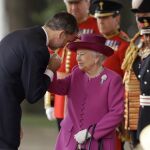 El Rey saluda a Isabel II