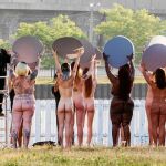 El fotógrafo Spencer Tunick, ayer, frente al estadio donde se celebra la convención republicana