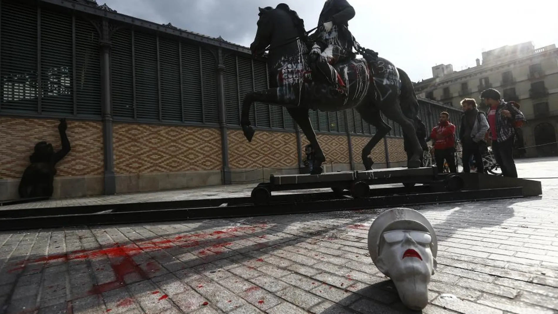 Imagen de archivo de un busto de piedra de Francisco Franco junto a la estatua ecuestre decapitada del dictador expuesta frente al centro cultural Born de Barcelona, que fue pintada por unos vándalos