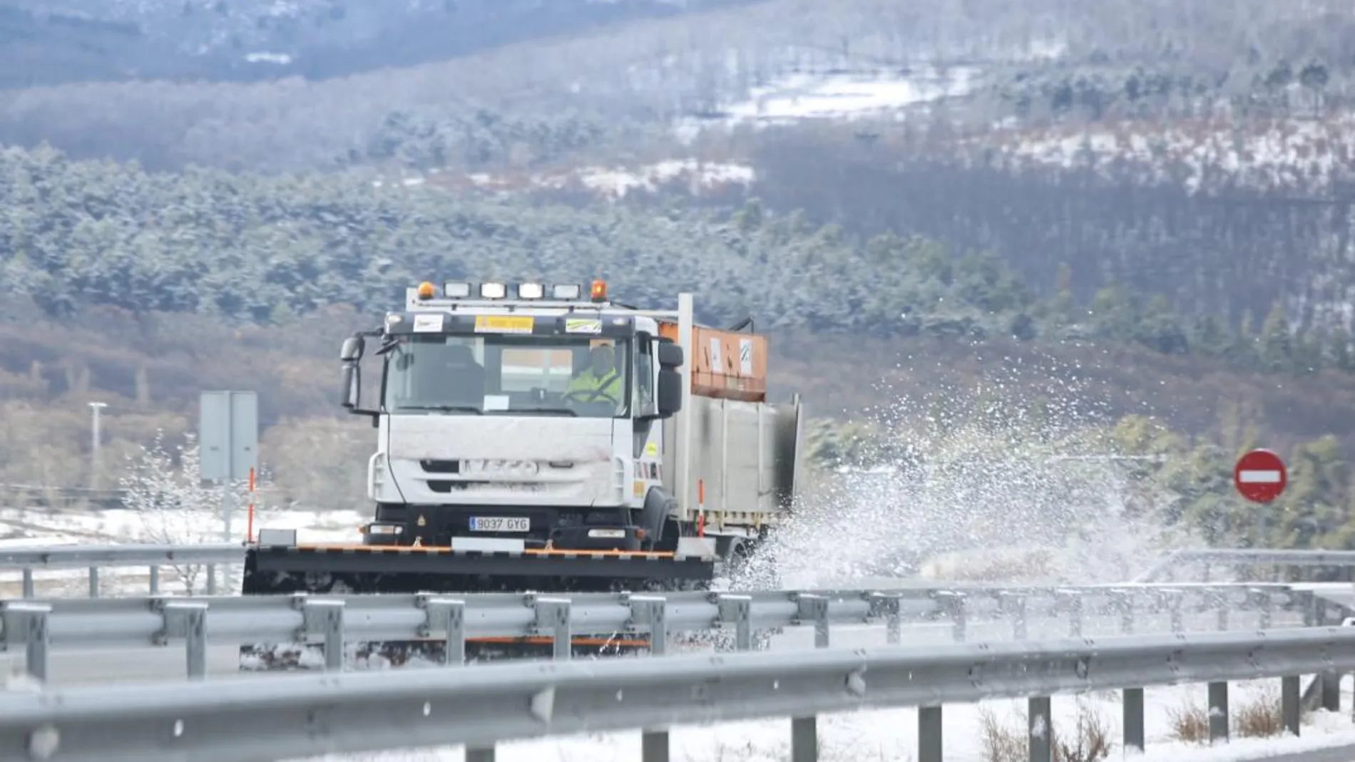 Una máquina quitanieves trabaja en la provincia de Salamanca