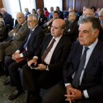 Los expresidentes de la Junta de Andalucía Manuel Chaves (4d) y José Antonio Griñán (3d), junto al exconsejero de Presidencia Gaspar Zarrías (2d) y el exconsejero de Trabajo José Antonio Viera (d), y otros ex altos cargos del Gobierno andaluz, durante el juicio del caso ERE.