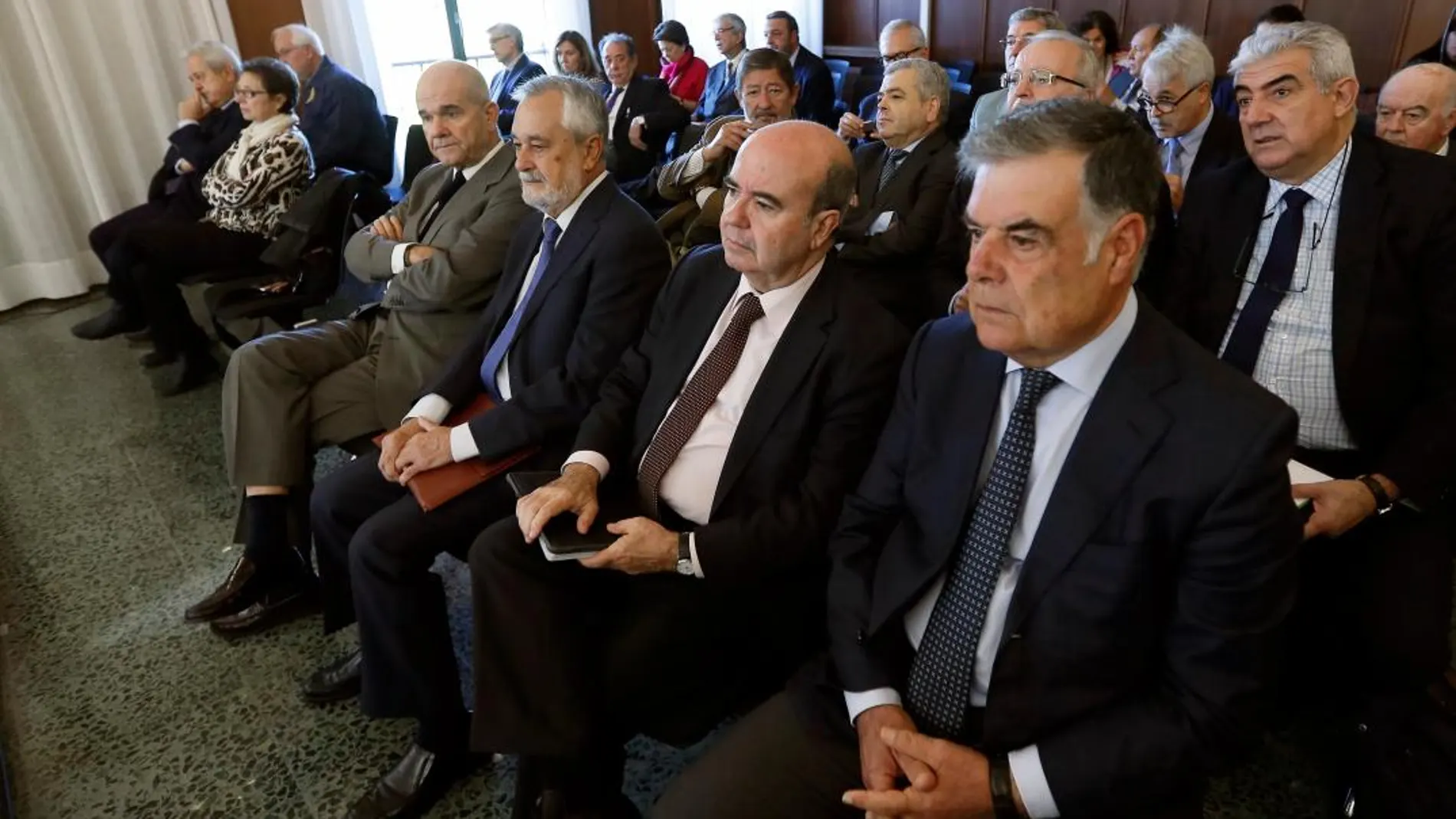 Los expresidentes de la Junta de Andalucía Manuel Chaves (4d) y José Antonio Griñán (3d), junto al exconsejero de Presidencia Gaspar Zarrías (2d) y el exconsejero de Trabajo José Antonio Viera (d), y otros ex altos cargos del Gobierno andaluz, durante el juicio del caso ERE.